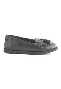 Pantofii plat din piele neagră, cu vârf rotund, cu ciucuri decorativi și detalii cusute; au o talpă din cauciuc flexibilă.