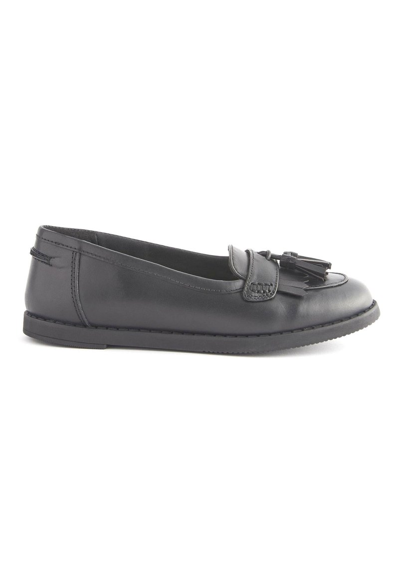 Pantofii plat din piele neagră, cu vârf rotund, cu ciucuri decorativi și detalii cusute; au o talpă din cauciuc flexibilă.