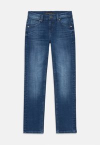Jean en denim de couleur bleu moyen, avec des jambes droites, cinq poches, un léger effet de décoloration, et une étiquette de logo sur la taille.