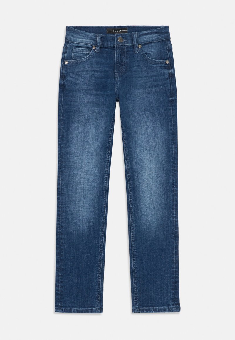 Jean en denim de couleur bleu moyen, avec des jambes droites, cinq poches, un léger effet de décoloration, et une étiquette de logo sur la taille.