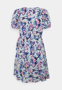 Robe à imprimé floral avec des fleurs roses et bleues, manches courtes bouffantes, ceinture nouée à la taille, et jupe évasée, vue de dos sur fond blanc.