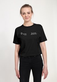 Svart bomull t-shirt med vit text: "Vincent 1853" och ett citat. Kortärmad, rundad hals och avslappnad passform.