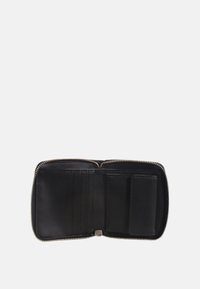 Portefeuille en cuir noir avec fermeture éclair, comportant plusieurs emplacements pour cartes, une poche plate et une texture lisse à l'intérieur. Aucun détail extérieur visible.