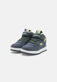 Marineblauwe high-top sneakers met limoen-groene accenten, voorzien van een klittenbandsluiting, textuur oppervlak en een witte rubberen zool. KangaROOS branding zichtbaar.