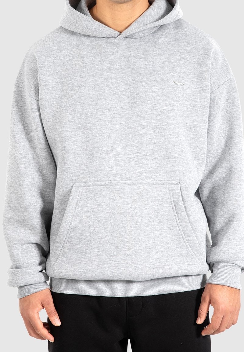 Sweat à capuche en coton gris avec une poche kangourou, une capuche avec cordon de serrage, des poignets et un ourlet côtelés, avec un détail de logo discret sur la poitrine.