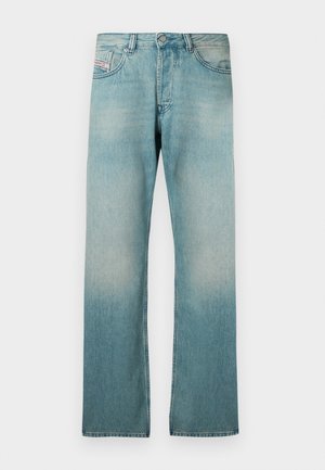 Jeans de ganga azul claro com lavagem desbotada, corte de perna reta, estilo cinco bolsos e fecho de botão. Apresenta detalhes de costura contrastante.