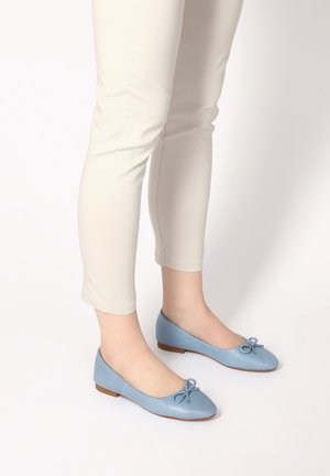 Helle blaue Ballettschuhe aus glattem Material, mit einer abgerundeten Spitze und kleinen Schleifendetails an der Vorderseite. Niedriger, brauner flacher Absatz.