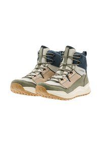 Scarpe da trekking caratterizzate da una combinazione di materiali verdi, beige e blu scuro; pannelli in suède testurizzato e mesh; suola in gomma con motivo a battistrada.