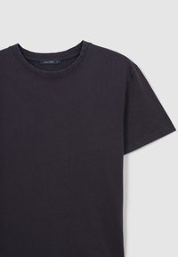 T-shirt in cotone nero con colletto a giro e maniche corte. Presenta un design semplice, una trama morbida e cuciture pulite sul colletto.