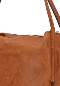 Borsa a tracolla in pelle marrone con una superficie leggermente strutturata, dotata di una cerniera dorata e borchie decorative lungo il lato. Manici resistenti.