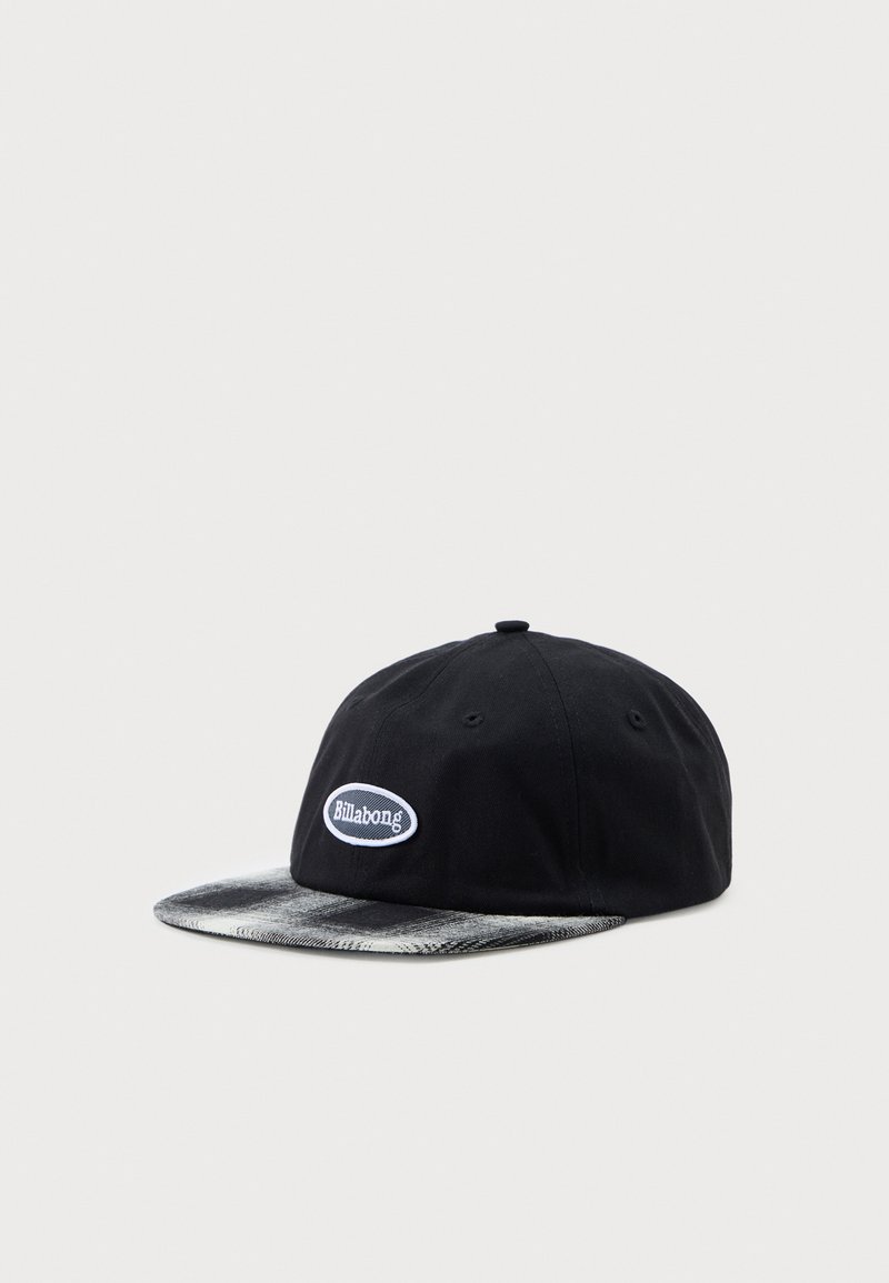 Casquette noire avec un bord à motif pied-de-poule gris et noir, arborant un logo ovale blanc avec le mot "Billabong" sur le devant. Matériau en coton, design à six panneaux.
