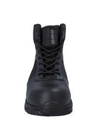 Zwarte tactische laars met een composietneus, meshpanelen en duurzaam synthetisch materiaal. Hoog model met verstevigde stiksels en veters.