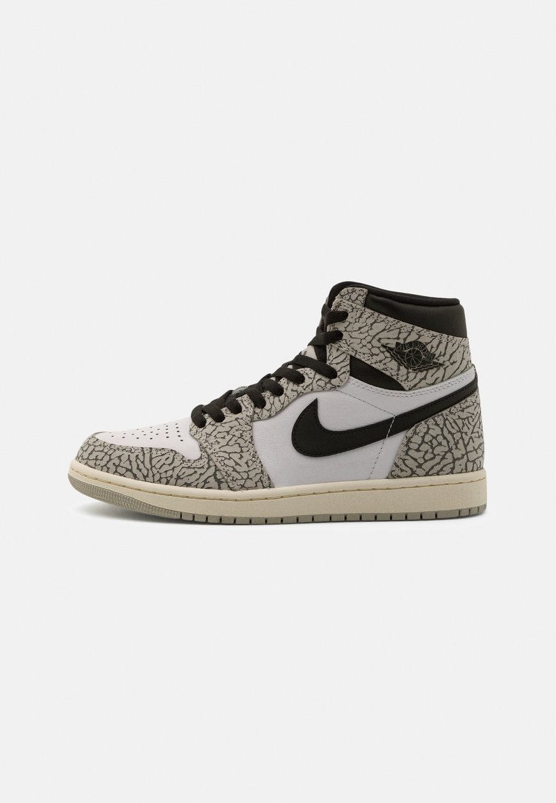 Baskets montantes avec motif craquelé gris, swoosh Nike noir, lacets noirs, bout blanc et semelle beige sur fond blanc.