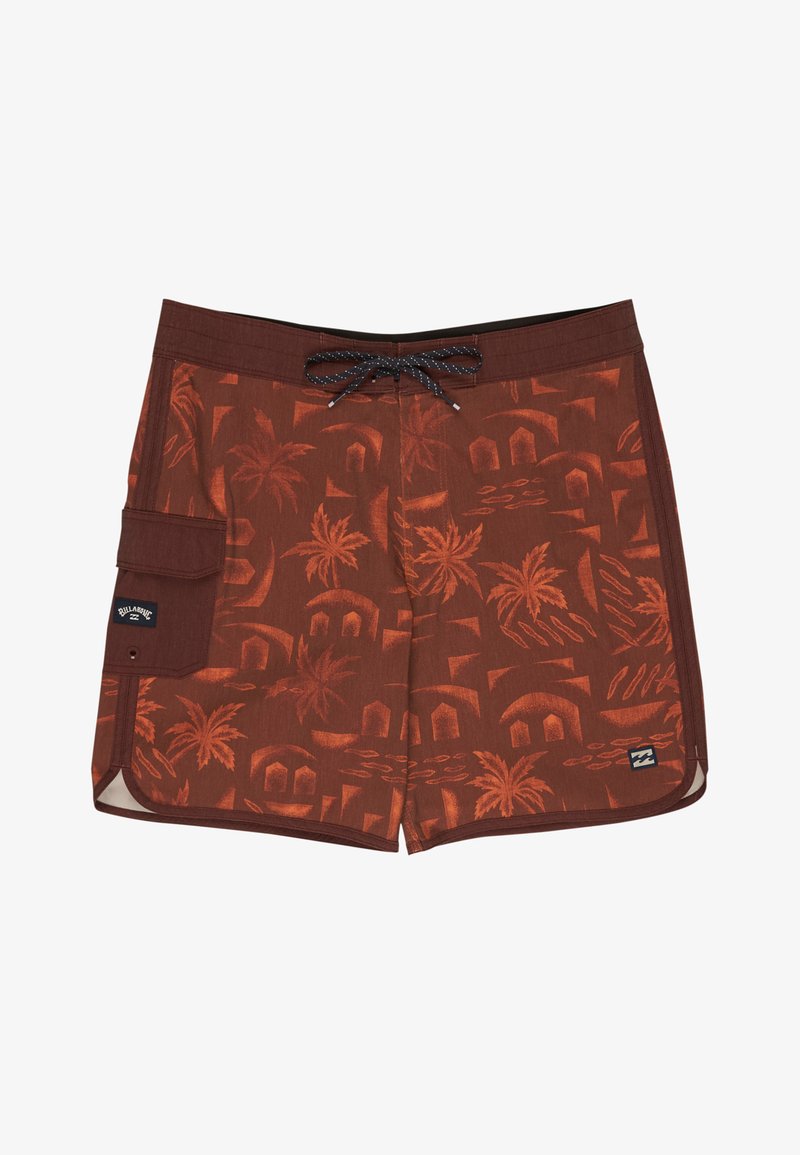 Shorts de bain marron avec un motif orange de palmiers tropicaux et de maisons, cordon noir, poche latérale à rabat et petits patchs de logo.