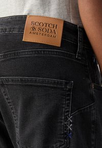 Scotch & Soda CORE THE ZEE  - Blugi drepți - city black