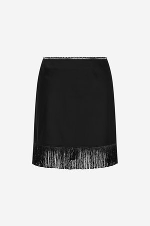 Μίνι φούστα από μαύρο σατέν με κυματιστή μέση και διακοσμητικό κρόσσι στο τελείωμα, απεικονίζεται σε απλό λευκό φόντο.