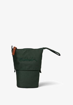Sacchetto di tessuto verde con chiusura a zip, caratterizzato da un manico in pelle e un logo "Satch" ricamato di un verde più scuro. Design compatto con manico.