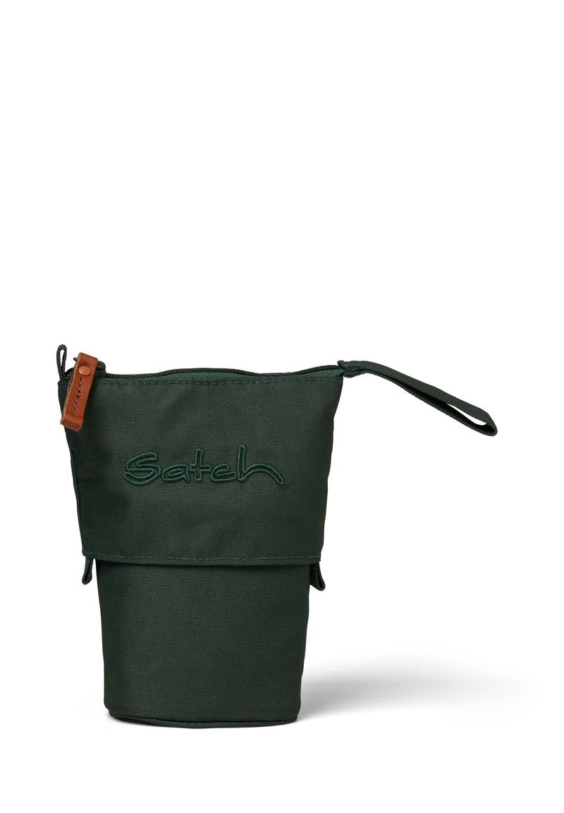 Grüner Stoffbeutel mit einem Reißverschluss, ausgestattet mit einem Lederzieher und einem gestickten „Satch“-Logo in dunklerem Grün. Kompaktes Design mit einem Griff.