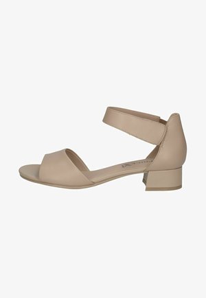 Beige ankelrem-sandal med en bred frontbånd, lav blokhæl og glat syntetisk materiale. Minimalistisk design.
