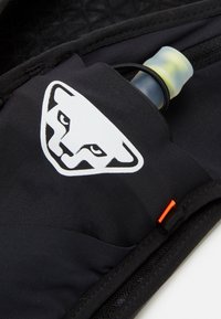 Sacca in tessuto nero con logo di un animale bianco, bocchino trasparente, cordino elastico e dettagli arancioni. Texture liscia, design compatto per l'idratazione.