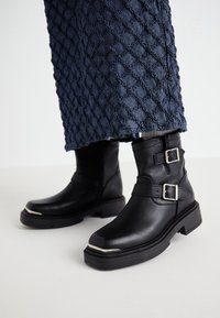 CHOICE - Členkové čižmy na platforme - black