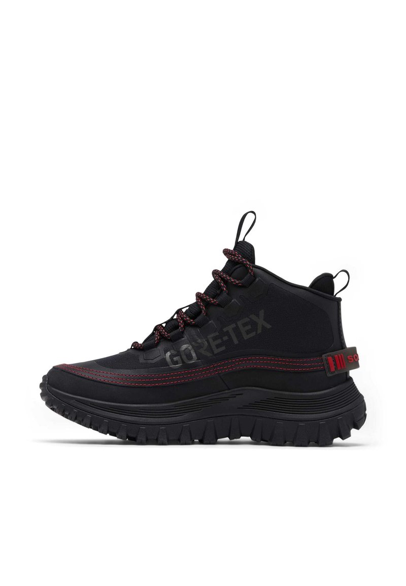 Chaussures de randonnée noires mi-hautes avec logo Gore-Tex, présentant des accents rouges, une semelle en caoutchouc texturée et des détails de couture contrastants.