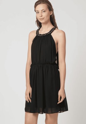 Vestido negro sin mangas con escote de cuentas, tejido fluido y cintura fruncida. Longitud midi con un dobladillo ligeramente transparente. Diseño simple y elegante.