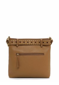 Tanana värvi nahast käekott tekstuurse pinnaga. Omab mustrilist rihma, millel on kuldsed detailid, ning esiküljel on lukk-tasku. Ristkülikukujuline.