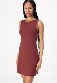 Robe sans manches bordeaux avec une silhouette ajustée, fabriquée en tissu doux, présentant un col rond et une texture lisse.