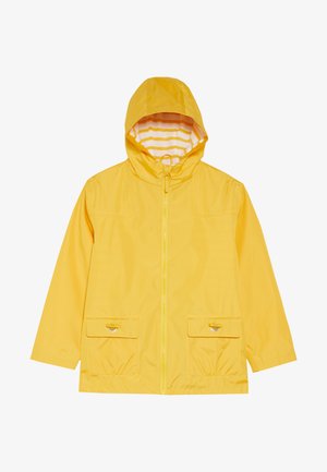 Chaqueta impermeable amarilla con capucha, con cremallera, dos bolsillos delanteros y forro interior a rayas. Textura suave y diseño ligero.