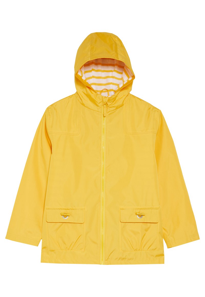 Chaqueta impermeable amarilla con capucha, con cremallera, dos bolsillos delanteros y forro interior a rayas. Textura suave y diseño ligero.