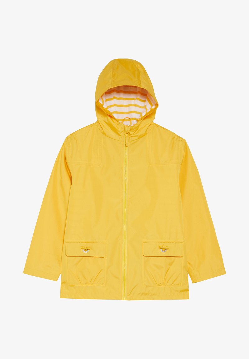 Chaqueta impermeable amarilla con capucha, con cremallera, dos bolsillos delanteros y forro interior a rayas. Textura suave y diseño ligero.