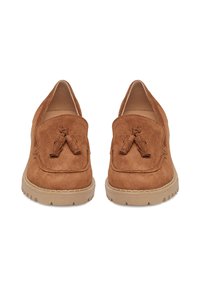 Pruunist nahast loafersid ümarate varvastega, tekstuurse pealmise osaga ja kahe pitsiga aktsendiga; beež kummitald, millel on jämedus haardumise tagamiseks.