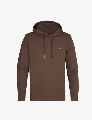 Hnědá mikina s kapucí z měkké látky, která má klokaní kapsu, nastavitelné šňůrky a malé logo na prsou.