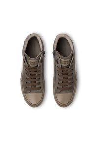 Braune Leder Sneakers mit strukturierten Seiten, auffälligen Schnürsenkeln, einem seitlichen Reißverschluss und einer glatten Zehenkappe. Die Markenbezeichnung ist auf der Zunge sichtbar.