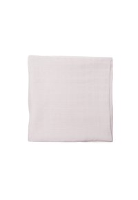 Heller rosa Baumwolldecke mit einem subtilen Karomuster, das eine weiche Textur und ein ordentlich gefaltetes Design aufweist.