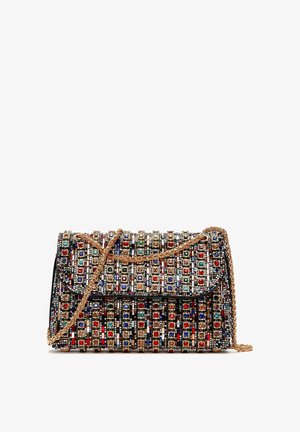 Zwart rechthoekig clutch met meerkleurige vierkante edelstenen en een goudkleurige kettingriem, voorzien van een flapsluiting.