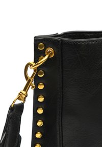 Borsa a tracolla in pelle nera con hardware dorato, caratterizzata da borchie decorative lungo il lato e un attacco a morsetto per cinturini regolabili.