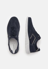 Sneakers in suede blu navy con suola bianca, caratterizzati da un mix di superficie in rete e liscia, chiusura con lacci e dettaglio con zip laterale.