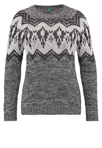 Maglione lavorato a maglia grigio e bianco con maniche lunghe e motivo geometrico sulla parte petto e sulle braccia superiori, caratterizzato da zigzag e forme a diamante.