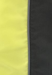 Hochsichtbarer Stoffbereich in fluoreszierendem Gelb und Dunkelgrau, mit einer glatten Textur und kontrastierenden Nähten am Rand.
