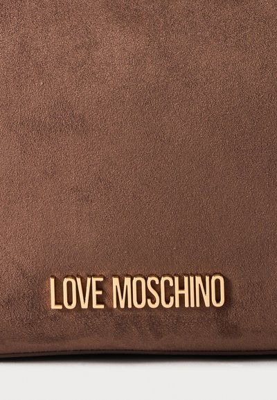 Кафява велурена повърхност със златни метални букви, изписващи LOVE MOSCHINO в долния център.