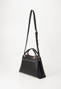 Borsa a mano in pelle nera con design strutturato, doppi manici, tracolla removibile e tasca frontale con zip e accenti dorati.