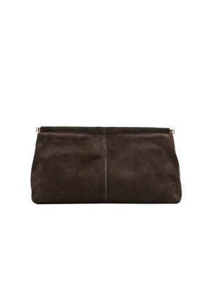 Clutch de ante marrón con una textura suave, forma rectangular y cierre de cremallera. Presenta un diseño simple y sin adornos.