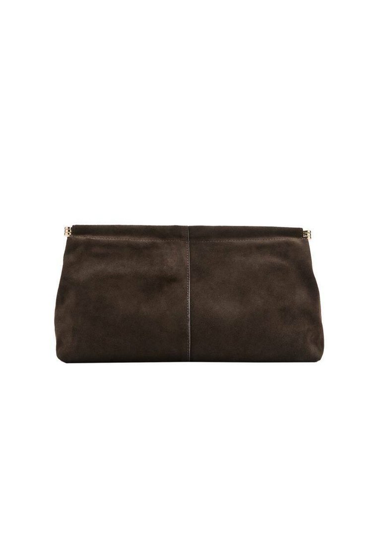 Clutch de ante marrón con una textura suave, forma rectangular y cierre de cremallera. Presenta un diseño simple y sin adornos.