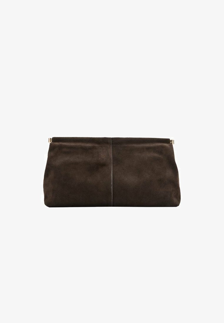 Pochette en daim marron avec une texture lisse, de forme rectangulaire et une fermeture à glissière. Présente un design simple et sans ornements.