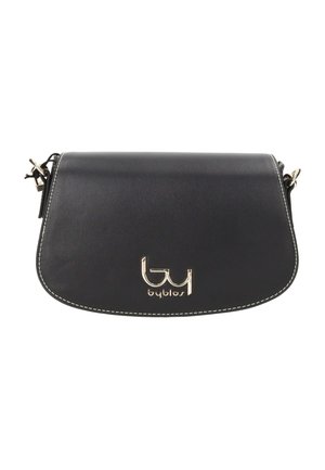 Borsa a tracolla in pelle nera con cuciture bianche, emblema del logo dorato e fibbie regolabili della tracolla su sfondo bianco.