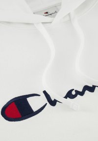 Witte hooded sweatshirt met een marineblauw geborduurd logo en stiksels. Heeft een trekkoordkap en een gladde textuur, ideaal voor casual wear.