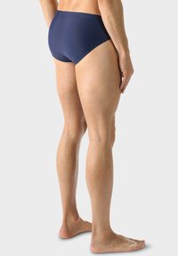 Námořnické plavky s hladkou texturou, vysokým střihem a minimalistickým designem, s jemným pasem a bezšvým provedením.