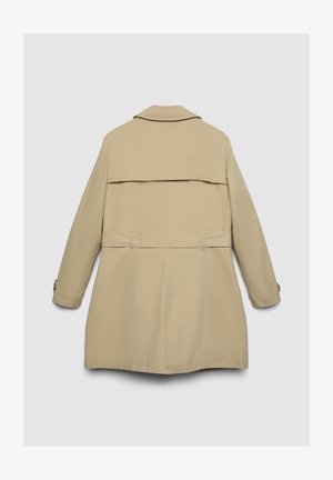 Beiger Trenchcoat mit einem Rückencape-Detail, langen Ärmeln und einem taillierten Gürtel. Glatter Stoff mit minimalen Nähten und ohne sichtbare Beschläge.
